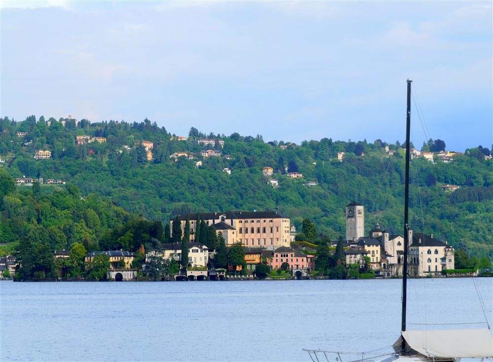 Pella (Novara) - L'Isola di San Giulio vista dal lungolago